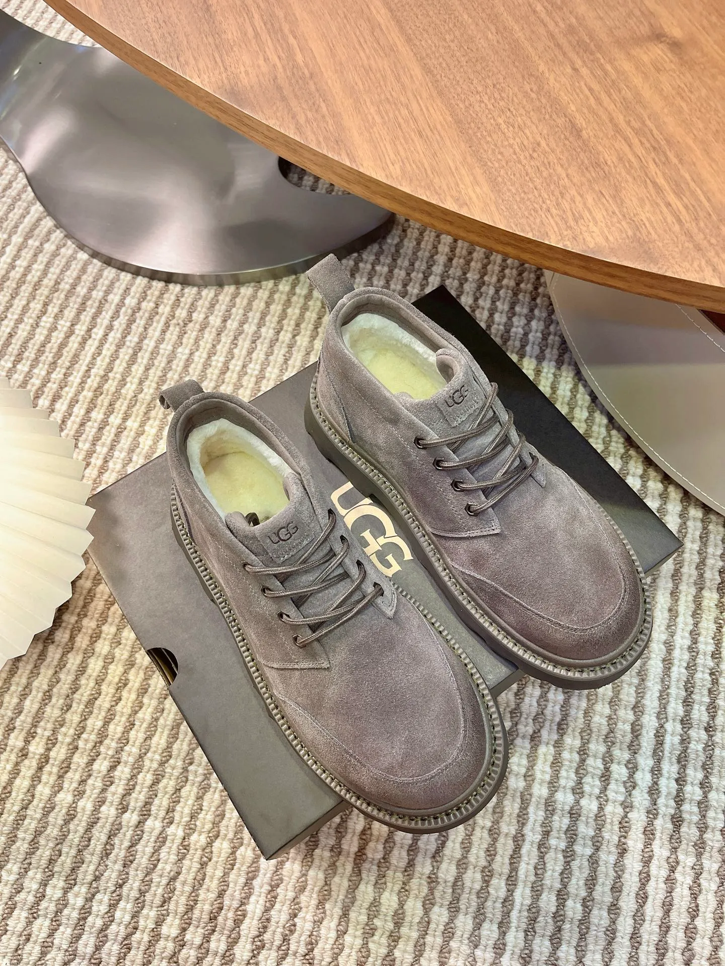 [UGG] P: 580💰 Size: 40 to 44 (45 custom-made) 2025 new style 𝑼𝑮𝑮•Men's ◾️. Winter snow boots and fur shoes. The matching coefficient is also 100%. 💥Good-looking✨Fully fashionable and full of aura when worn📈 Lager casual boots, lace-up style. The heels are decorated with hot embossed brand logos. Item No.: 1171113 Upper: high-quality cow suede Lining: sheepskin imported from Australia 🐑The inner lining is made of Australian lamb wool Outsole: EVA non-slip outsole.